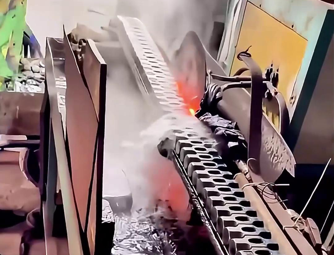 高頻淬火設(shè)備，鐵錘錘頭淬火熱處理好幫手