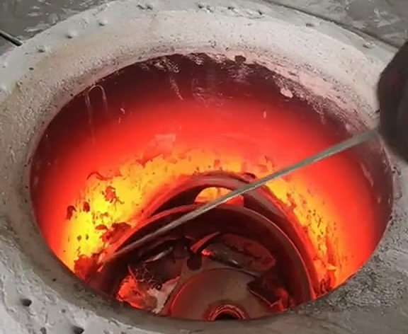 這款小型高頻熔煉爐僅需家庭220V電壓，即可輕松使用！