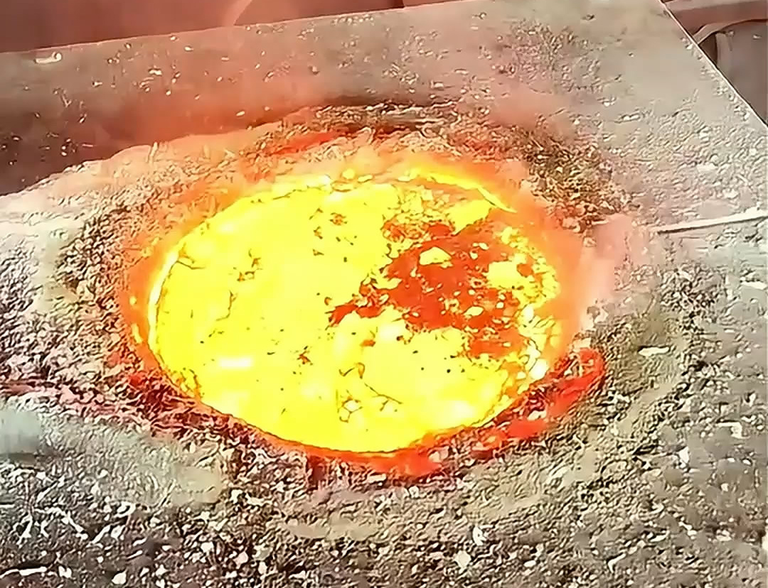 中頻熔銅爐還可以根據(jù)客戶需求進(jìn)行定制化生產(chǎn)，滿足不同客戶的需求