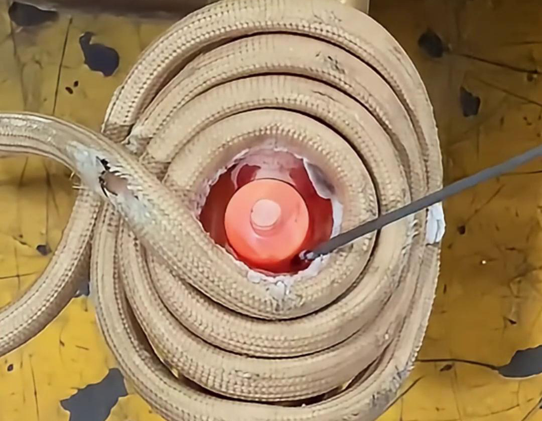 用高頻焊機給客戶是焊黃銅管件，焊縫飽滿美觀強度高不會虛焊