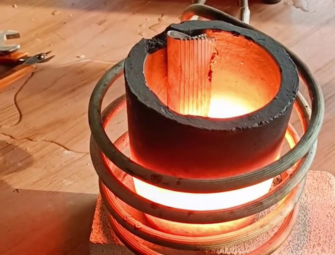 小型高頻熔煉爐能夠高效、均勻、節(jié)能且環(huán)保地融化鋁材料