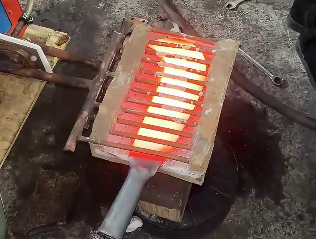 超高頻加熱機對鐮刀，也稱勾刀的刀具加熱