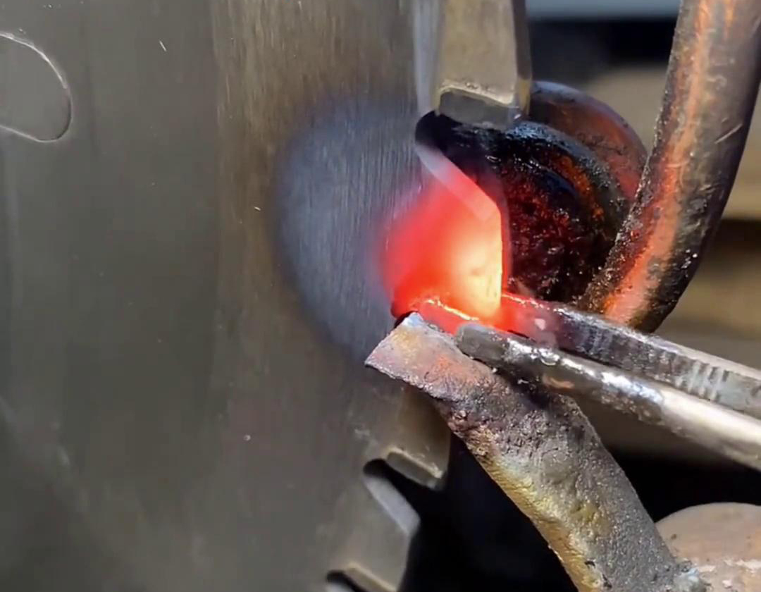 你知道鋸片鋸齒上的合金是怎么焊接上去的嗎？用高頻焊機(jī)啊