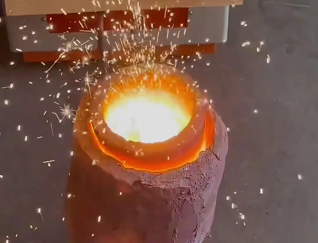 這小型中頻熔煉爐是怎么回事？鐵花滿天飛了