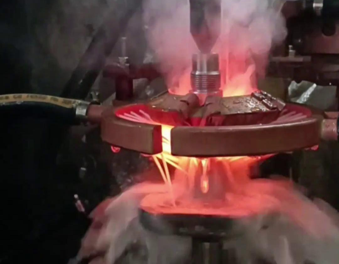 數(shù)控淬火機(jī)床通過數(shù)控系統(tǒng)控制感應(yīng)加熱線圈對軸類零件進(jìn)行加熱淬火