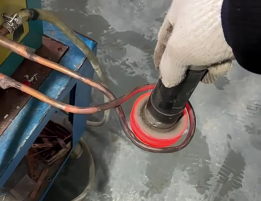 超音頻感應(yīng)加熱設(shè)備是一種對(duì)金屬工件進(jìn)行感應(yīng)加熱，以進(jìn)行表面淬火、退火等熱處理的設(shè)備。