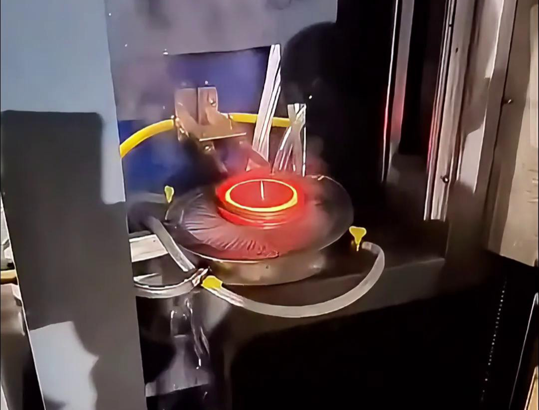 將齒輪放入高頻淬火機(jī)的感應(yīng)器內(nèi)，通過高頻感應(yīng)加熱技術(shù)將齒輪表面加熱至淬火溫度