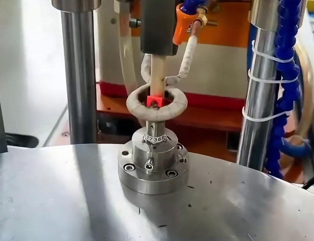 高頻焊接設(shè)備通常配備PLC的控制系統(tǒng)和傳感器，能夠?qū)崿F(xiàn)自動(dòng)化操作，減少人工干預(yù)