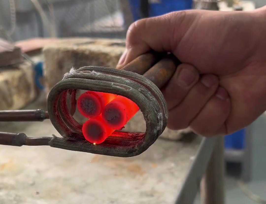 高頻感應(yīng)加熱機(jī)，可以對(duì)一根棒料進(jìn)行加熱，也可以對(duì)多根棒料同時(shí)加熱