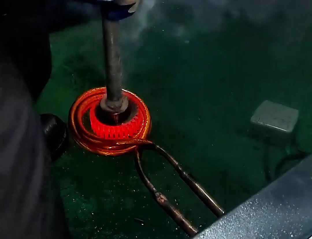 選擇高頻淬火設(shè)備對齒輪進(jìn)行熱處理