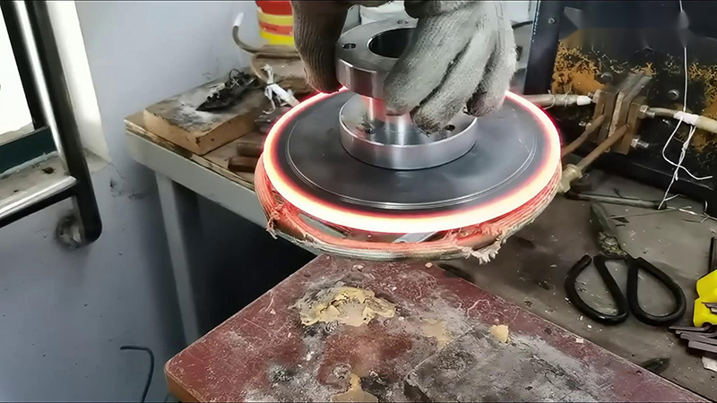 高頻退火機(jī)，通過更換線圈可以對(duì)不同規(guī)格形狀的不銹鋼工件進(jìn)行退火熱處理