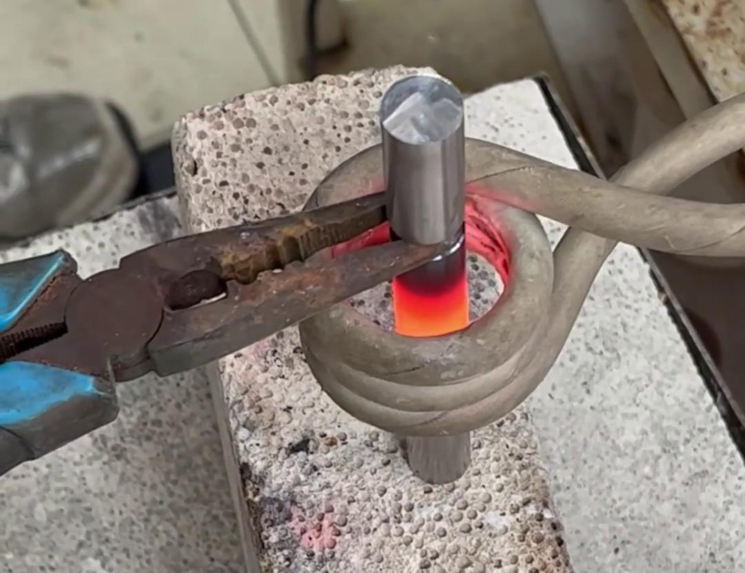 鋼棒折彎過程，高頻加熱機(jī)能快速加熱鋼棒退火