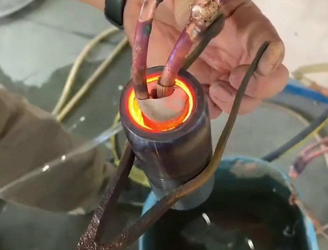 您要做內(nèi)孔熱處理嗎？那么這臺高頻加熱機就是您想要找的設(shè)備