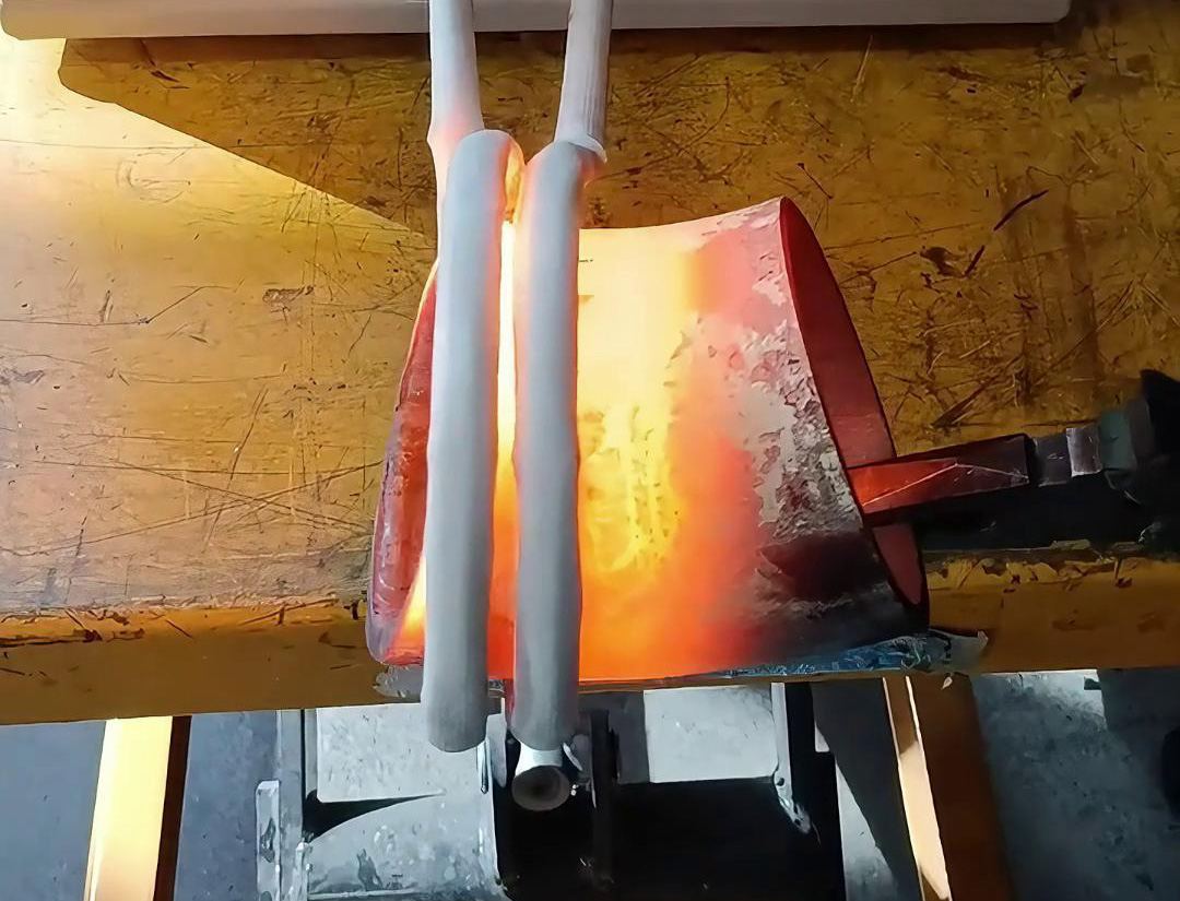 中頻加熱爐，一般用在大型工件加熱熱鍛、熔煉等場合