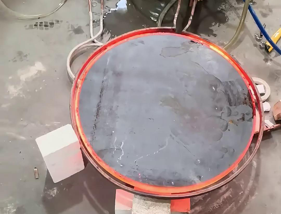 超音頻感應(yīng)加熱設(shè)備對(duì)直徑700mm、厚度20mm的圓形鐵餅加熱至900度