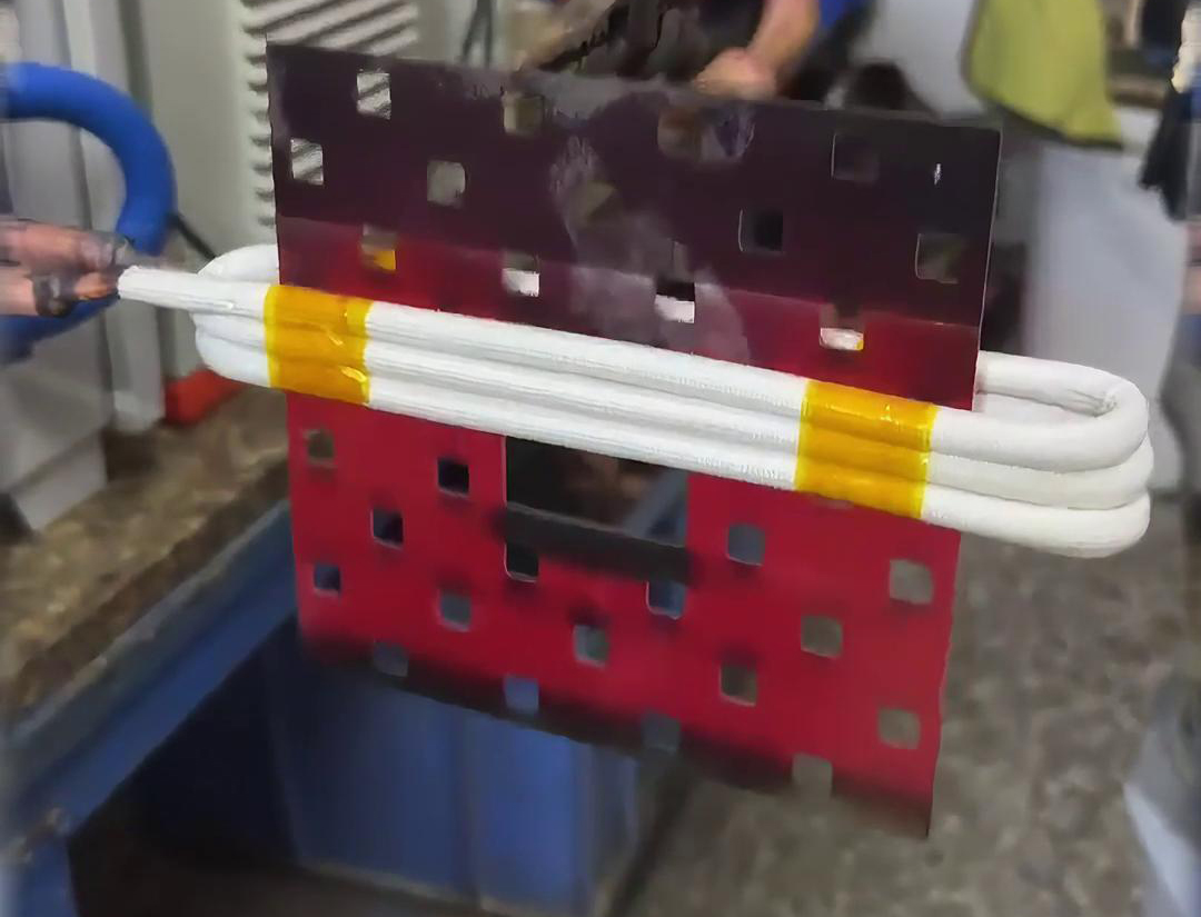 不銹鋼薄片可以使用超高頻退火機(jī)實(shí)現(xiàn)均勻退火熱處理