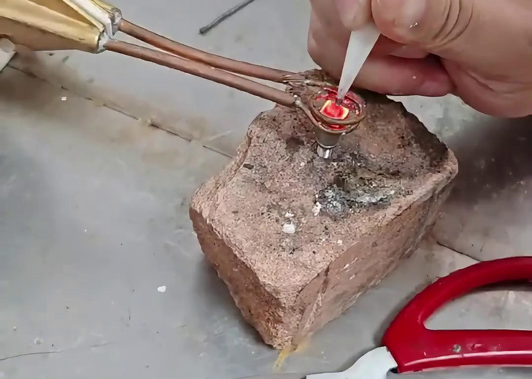 超高頻焊機(jī)憑借其獨(dú)特的工作原理和優(yōu)勢(shì)，在鎢鋼焊接方面表現(xiàn)出色