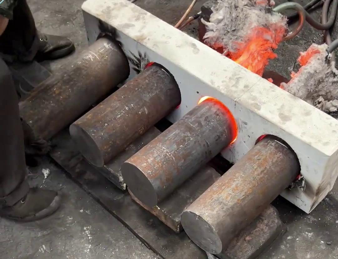 對(duì)于需要加熱大型棒料的場(chǎng)合，建議優(yōu)先考慮采用中頻感應(yīng)加熱設(shè)備