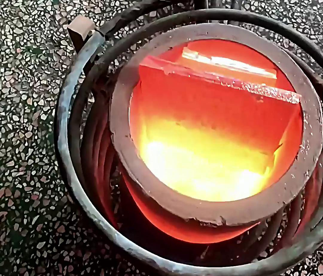 使用380V電壓的小型中頻熔煉爐，它的功率滿足熔煉金、銀、銅，10公斤容量