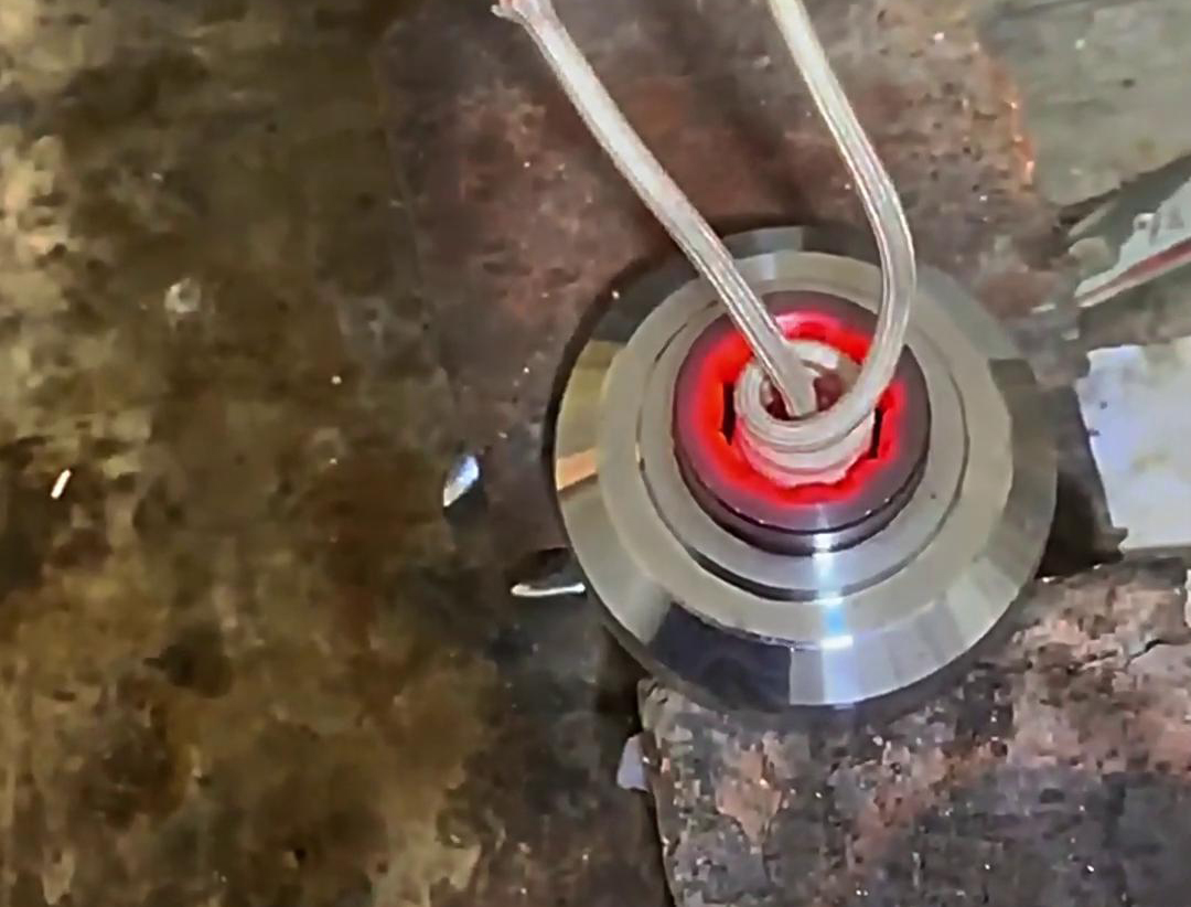 高頻內(nèi)孔加熱淬火技術(shù)廣泛應(yīng)用于汽車零部件、五金模具、軸類零件