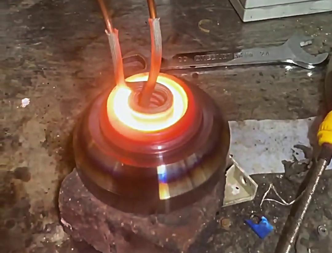 超高頻加熱機對內孔加熱的核心優(yōu)勢在于其高效性、精準性和環(huán)保性