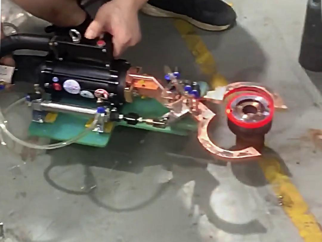 手持式高頻加熱機(jī)，配合這個(gè)開(kāi)合式的感應(yīng)加熱線圈加熱實(shí)在太強(qiáng)了