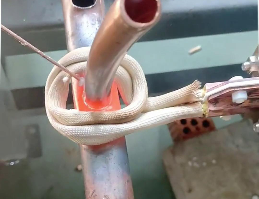 這款手持式高頻焊機(jī)就不一樣了，它焊接銅管操作簡(jiǎn)單，新手幾分鐘就能學(xué)會(huì)