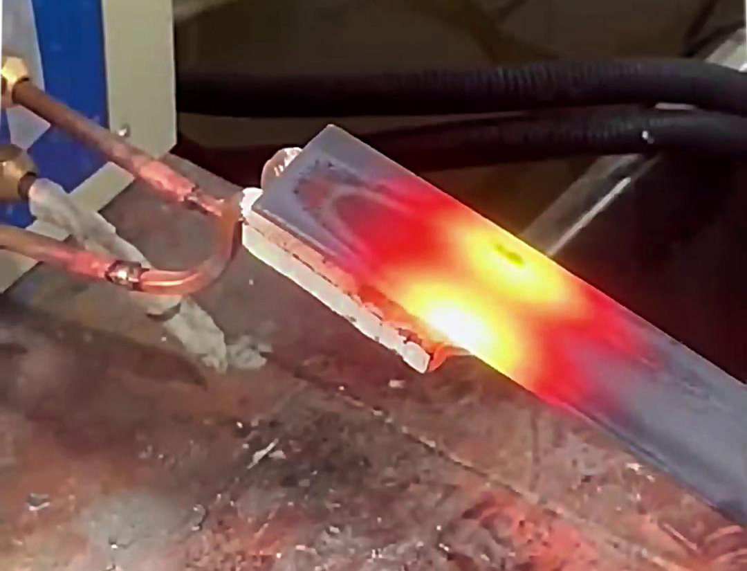 高頻加熱機憑借其獨特的技術特性，在鐵板平面加熱方面展現(xiàn)出了卓越的性能