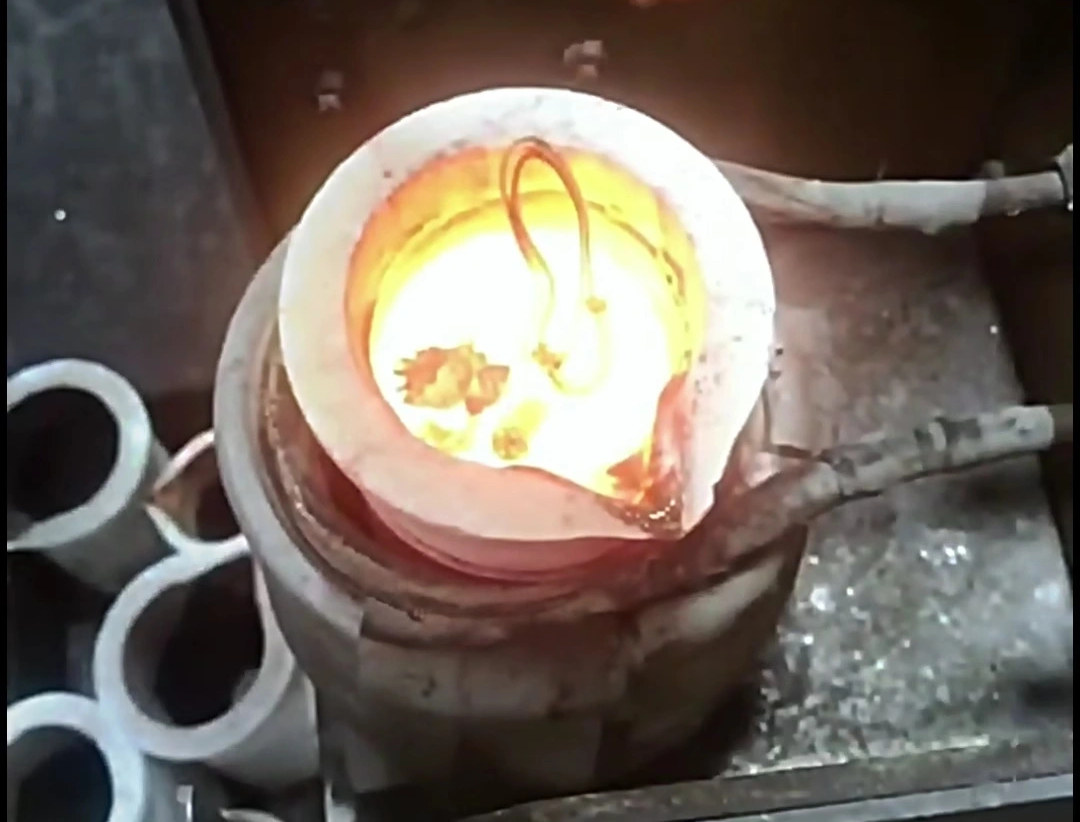 手搖傾倒式中頻熔金機(jī)是一種高效、靈活、安全可靠的金屬熔煉設(shè)備