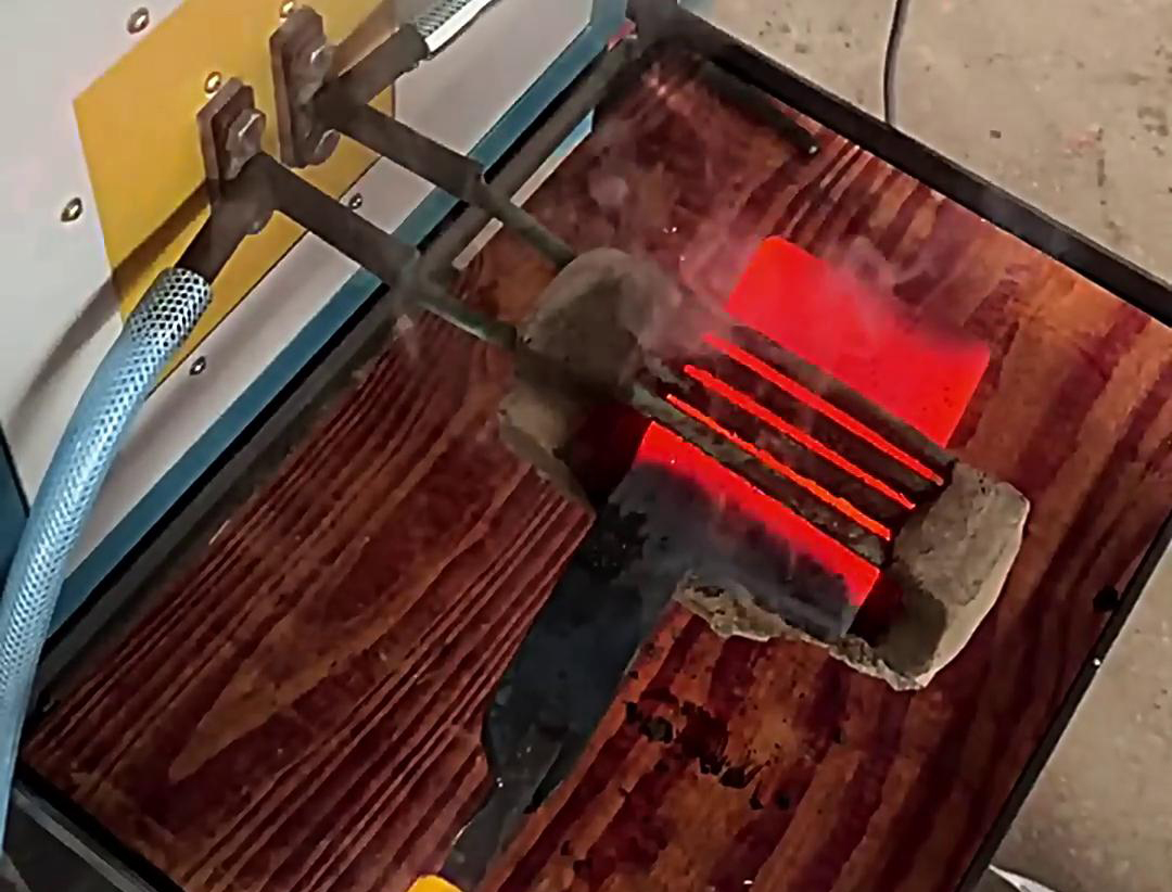 打鐵專用的高頻加熱爐，它采用電加熱，無明火更安全，開機(jī)即加熱