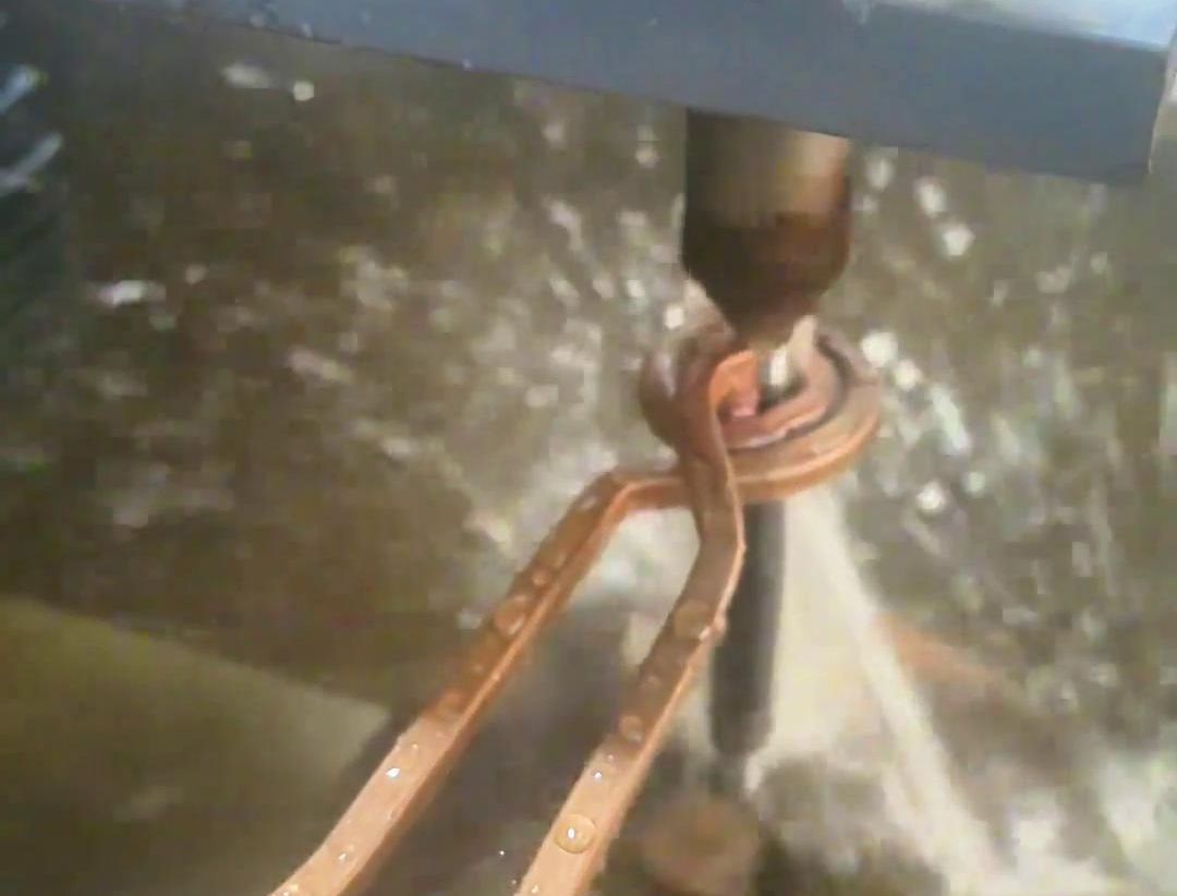 用超高頻淬火機(jī)床對這根電機(jī)軸進(jìn)行淬火處理