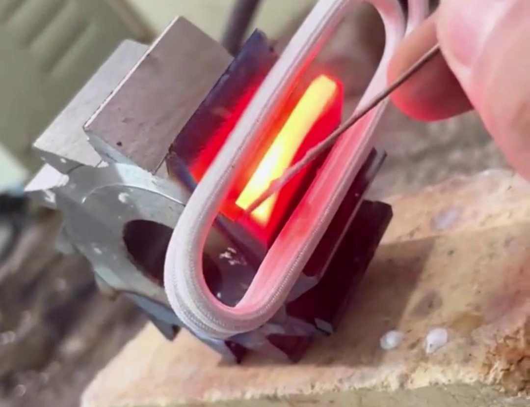 這是齒輪斷裂的齒牙，用我們的高頻焊接機不到一分鐘就能焊好