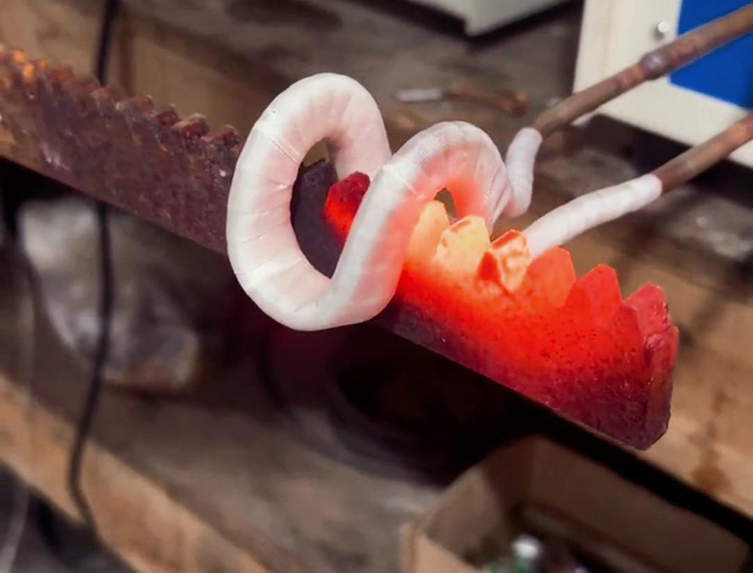 齒條高頻加熱，溫度高，速度快，無(wú)氧化層