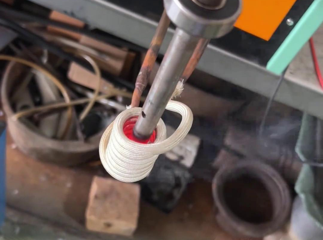 高頻加熱設(shè)備用在金屬加工、熱處理、焊接、熔煉等多個(gè)領(lǐng)域