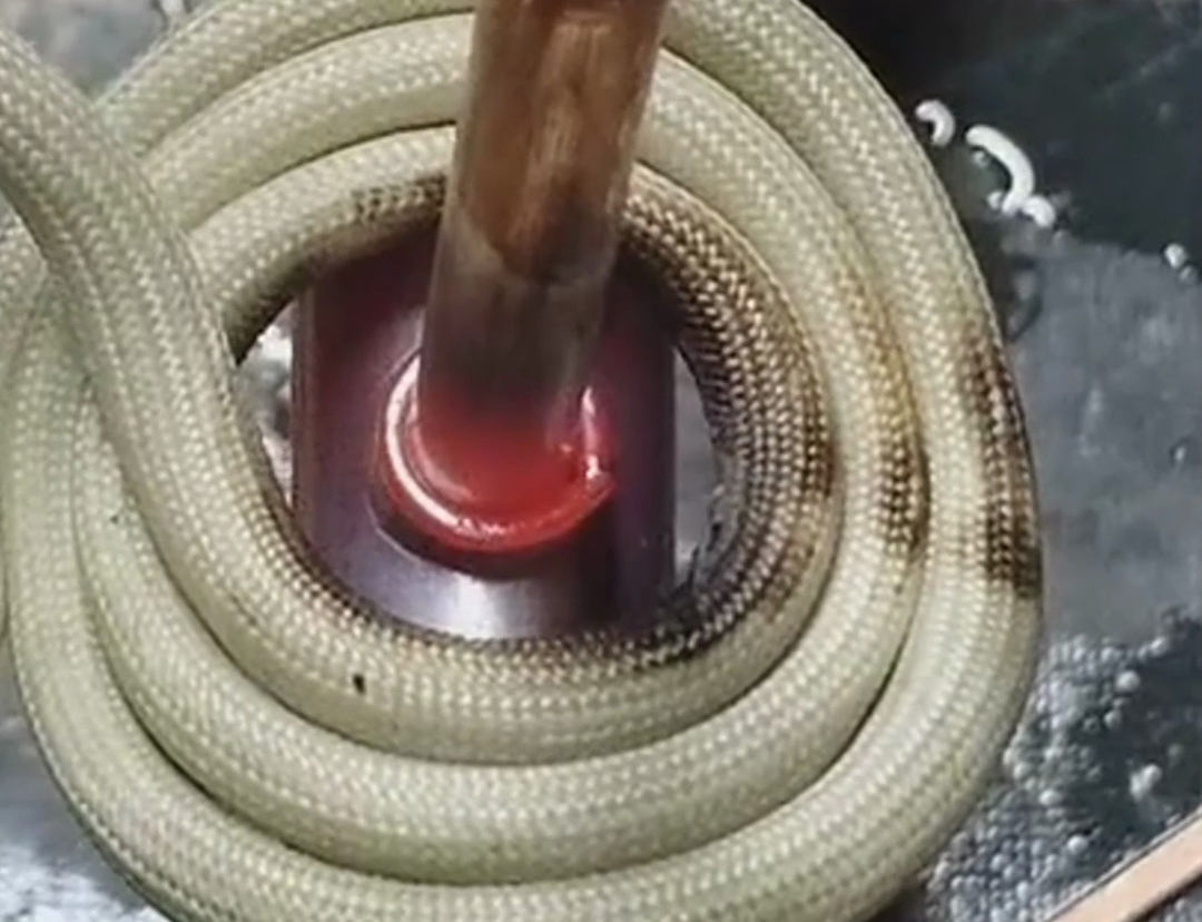 高頻焊機(jī)廣泛應(yīng)用于空調(diào)、制冷、水暖等領(lǐng)域中的三通分支銅管焊接