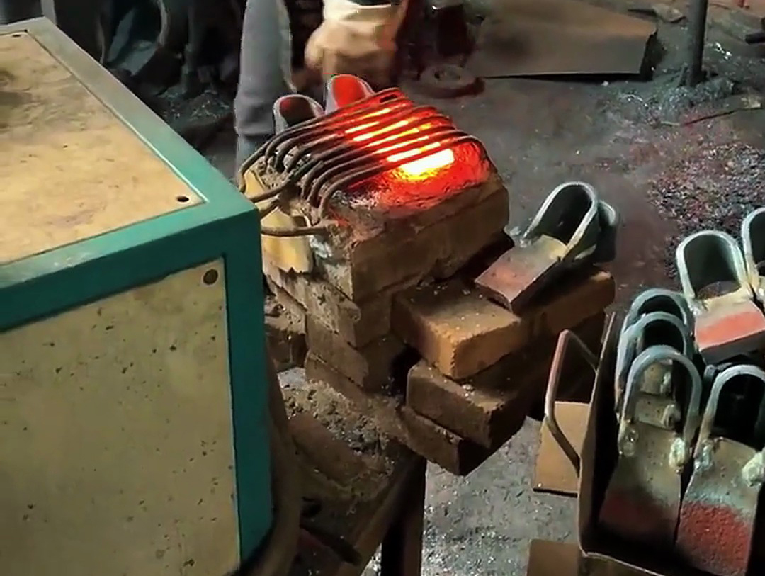 利用超音頻感應(yīng)加熱技術(shù)，對(duì)鋤頭等農(nóng)具坯料進(jìn)行快速、均勻加熱，隨后進(jìn)行鍛造加工的工藝