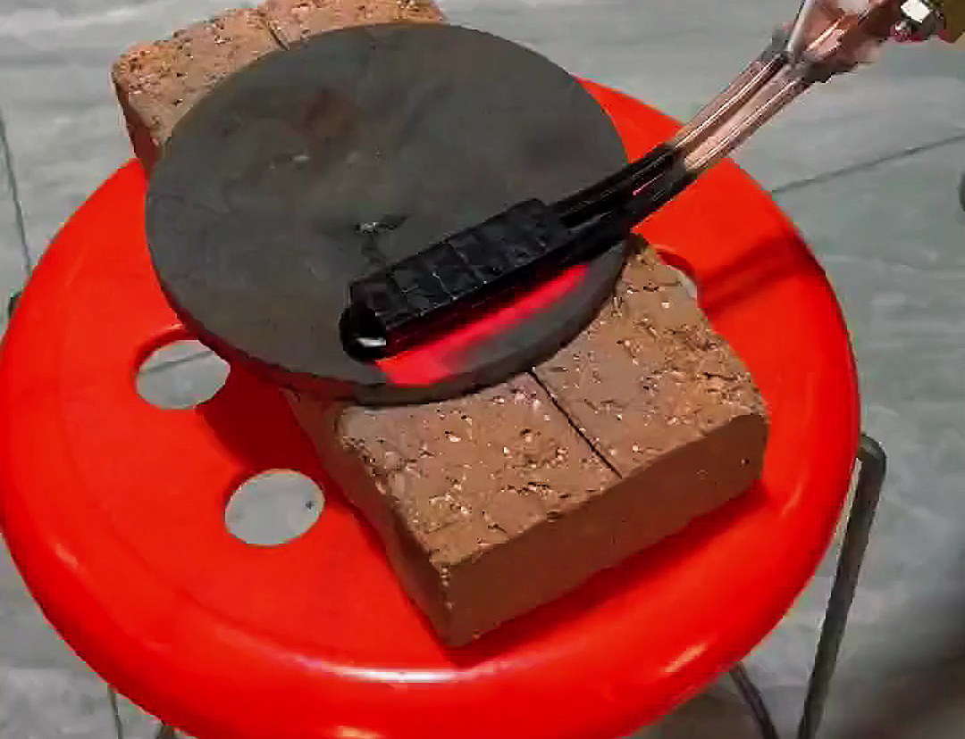 手持式感應(yīng)加熱設(shè)備，一款集高效、精準(zhǔn)、便捷于一身的工業(yè)神器