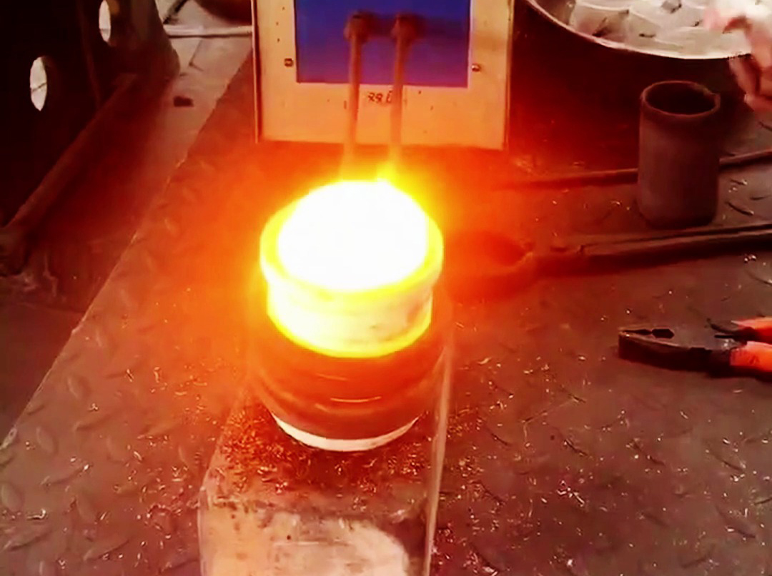 高頻熔煉爐適合在實(shí)驗(yàn)室，教學(xué)，小型化熔煉生產(chǎn)使用