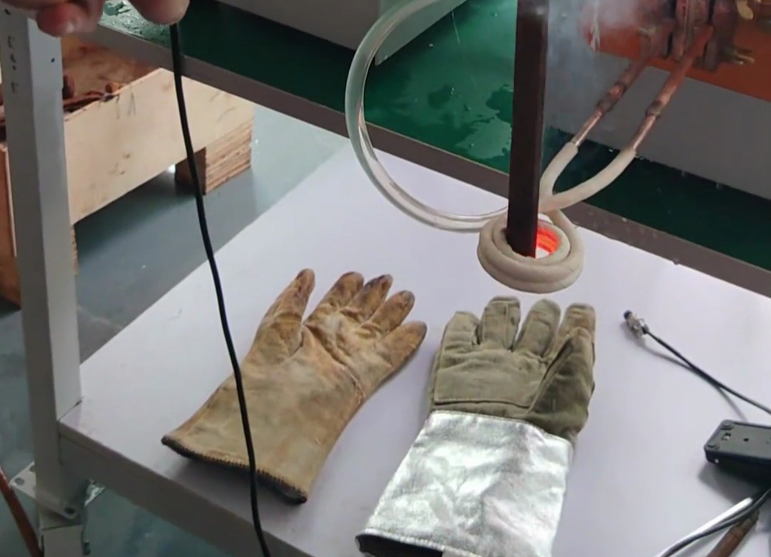 25KW型號的高頻加熱機用來做淬火、退火、焊接、熔煉等熱處理工藝