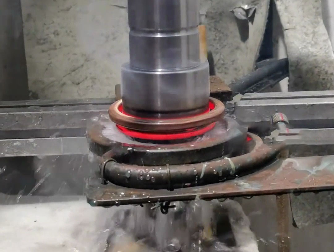 高頻淬火機床自動化操作減少了人工干預，提高了生產(chǎn)效率和一致性