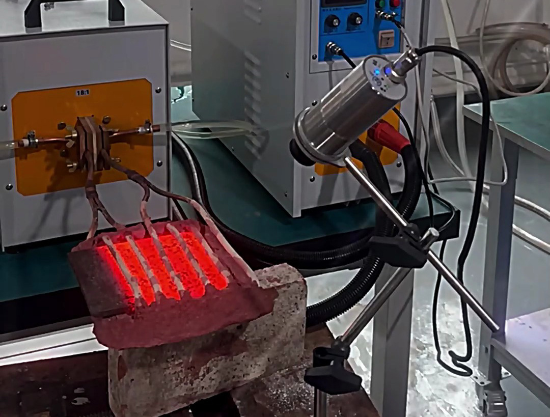 這款帶紅外溫控檢測(cè)的高頻感應(yīng)加熱機(jī)，它支持最高正負(fù)5度的溫度控制