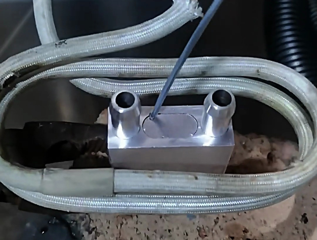 使用高頻焊機(jī)焊接鋁件，那么焊接鋁件就像喝水一樣簡(jiǎn)單，簡(jiǎn)單到有手就會(huì)