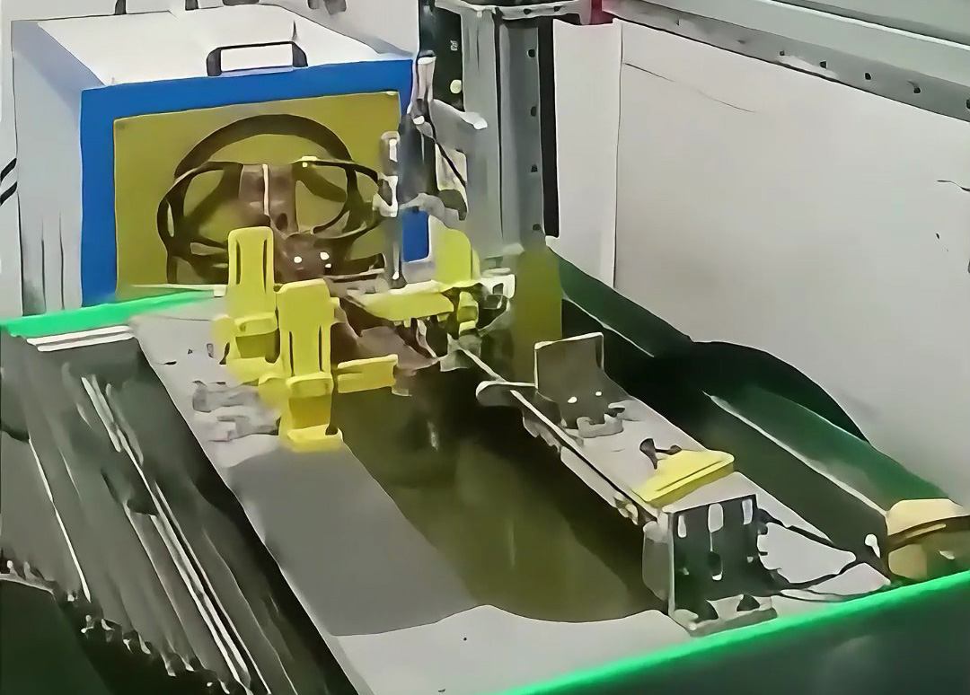 油鋸鋸板配合機(jī)械手自動(dòng)化高頻淬火現(xiàn)場(chǎng)，一臺(tái)機(jī)器頂三個(gè)工人