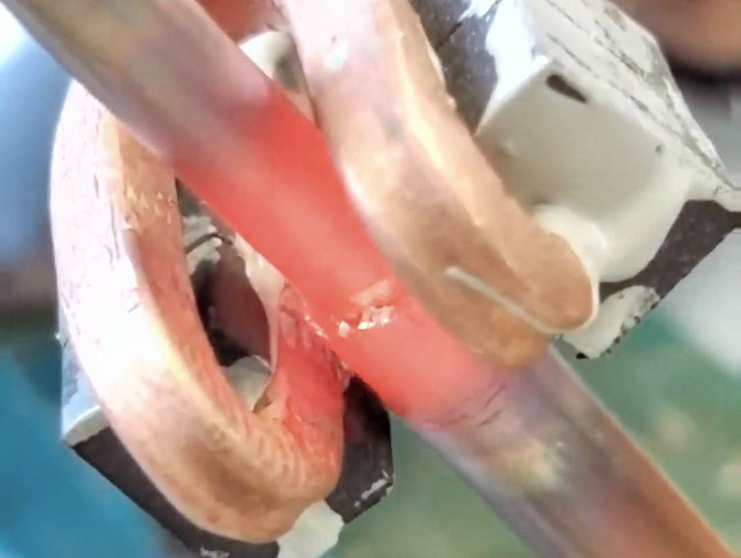 使用手持式高頻機(jī)焊接銅管的優(yōu)勢(shì)，一臺(tái)機(jī)器頂三個(gè)工人