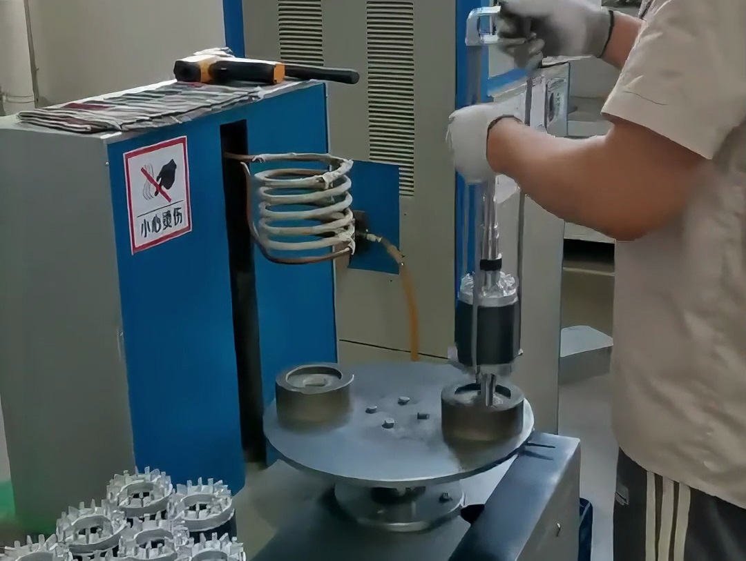 用中頻感應(yīng)加熱設(shè)備，將轉(zhuǎn)子軸芯加熱至200°C后裝入定子