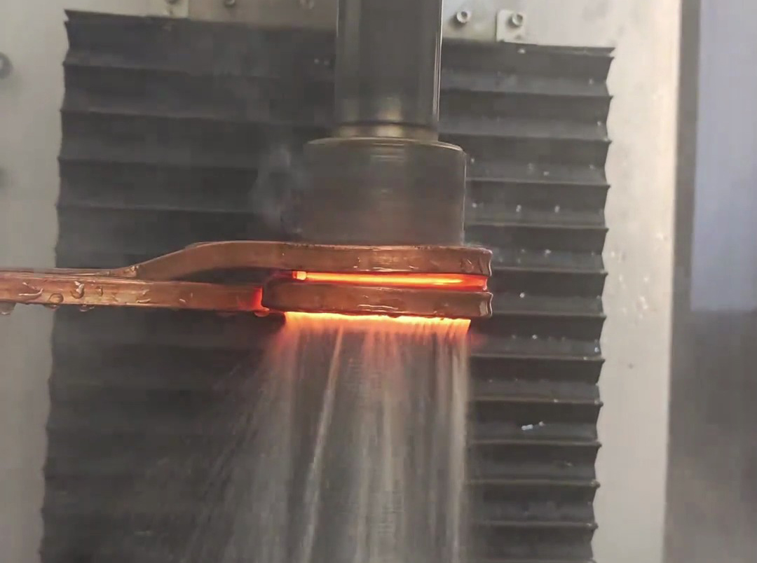 高頻淬火機(jī)床有多強(qiáng)，電機(jī)軸淬火全過程揭秘！硬度提升看得見