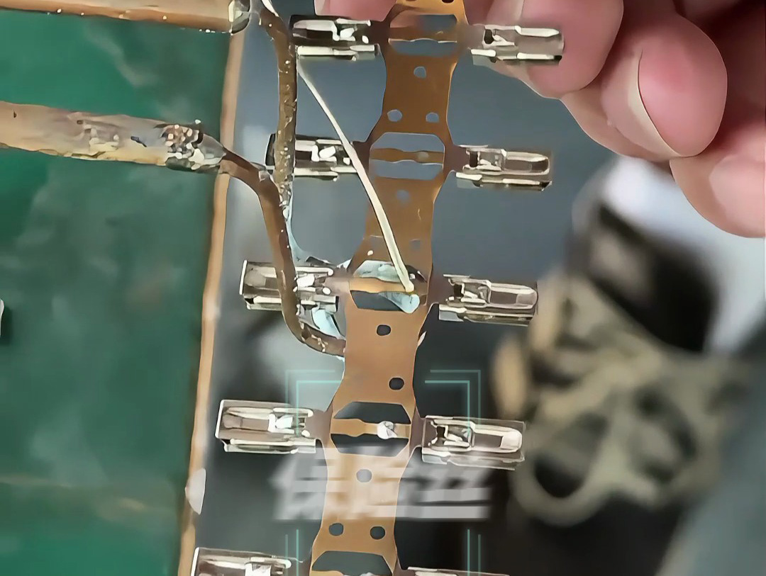 工人如何用超高頻焊接機完成保險絲焊接？高清畫面展示全過程！