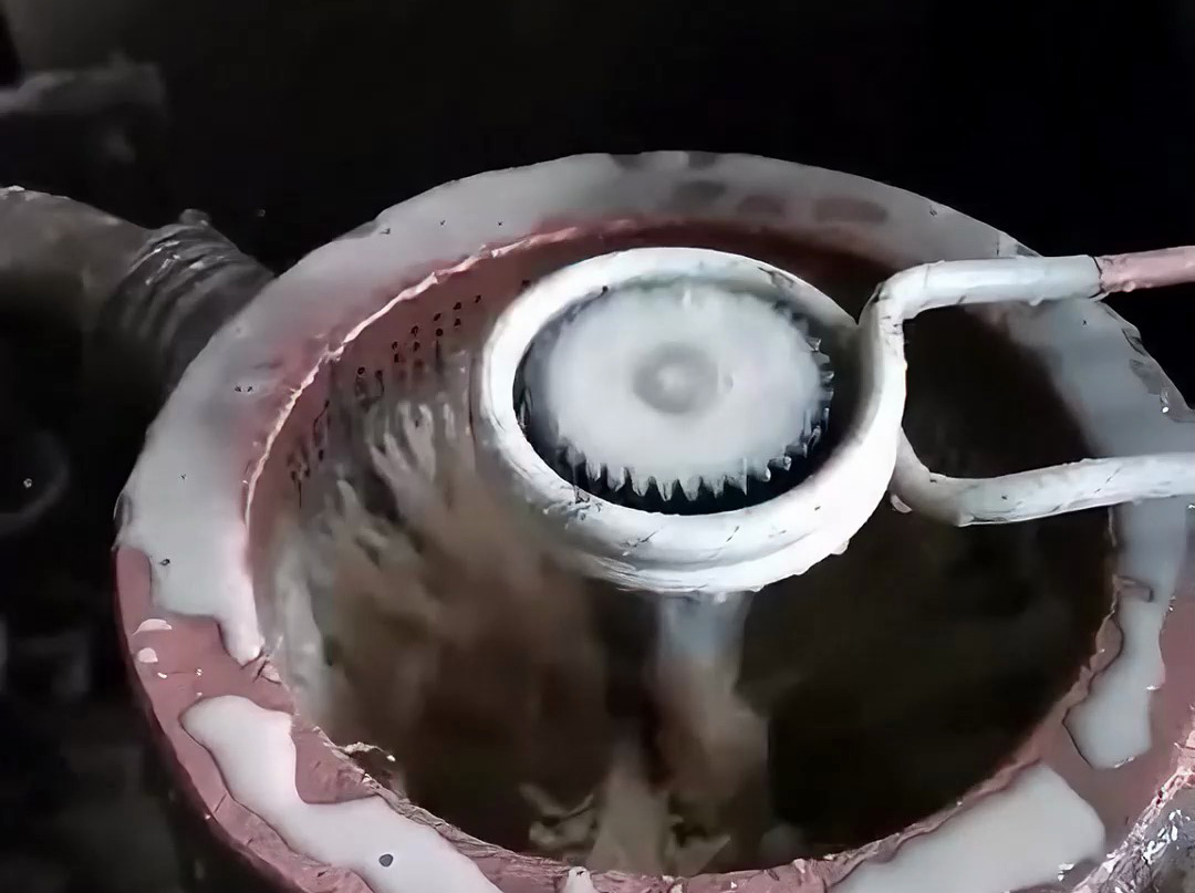 半自動(dòng)高頻齒輪淬火工藝，操作簡(jiǎn)單效率高！