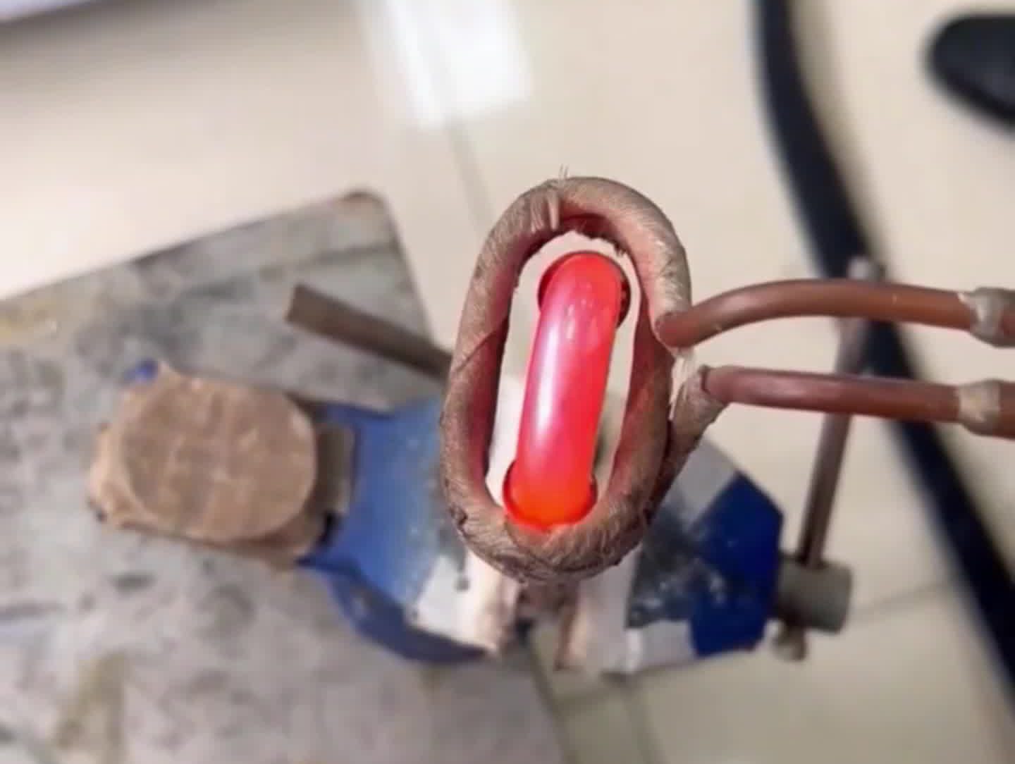 通電即用的智能手持式高頻焊接機(jī)，冷凝器銅管焊接全過程展示！